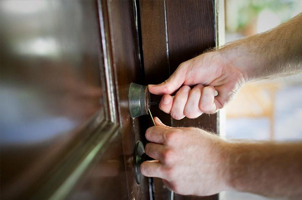 Ouverture de porte claquée